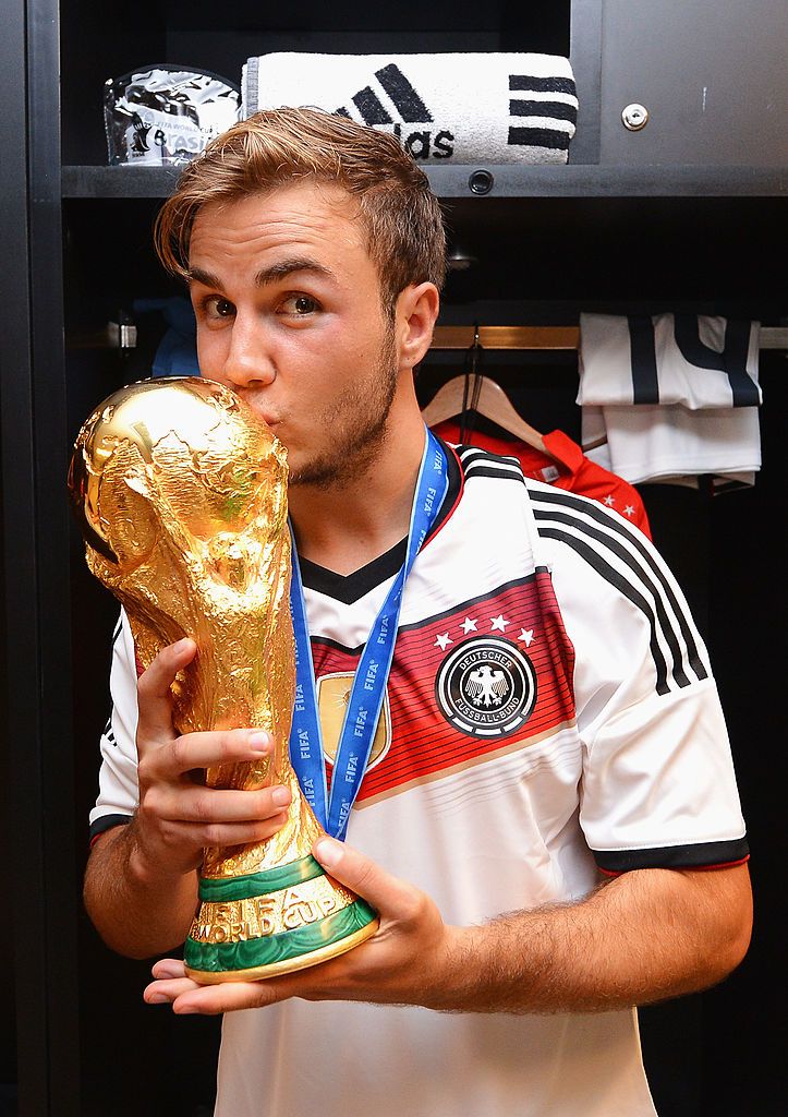 , Fifa L’Allemand Mario Goetze brandit le trophée de la Coupe du monde en Allemagne…
|Pinterest